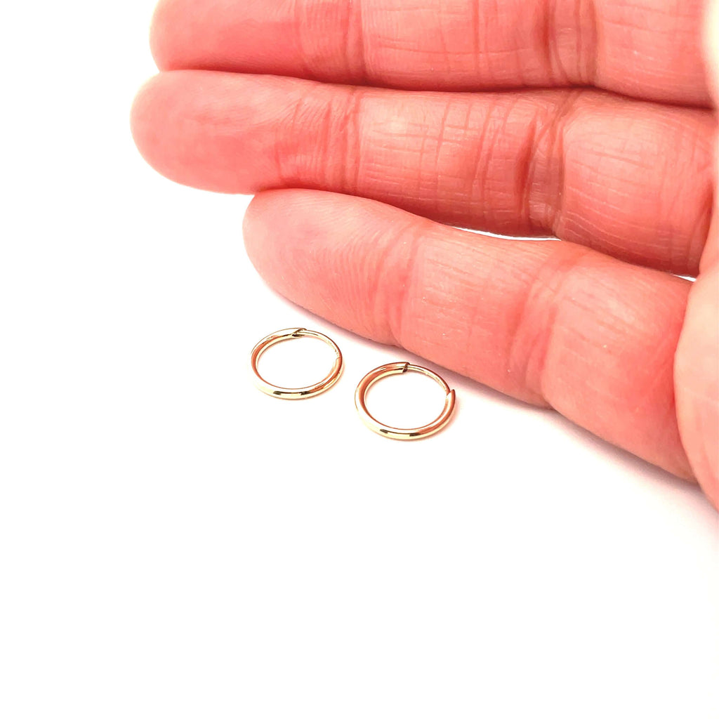 8 mm 10k gold sleeper with hand for size reference