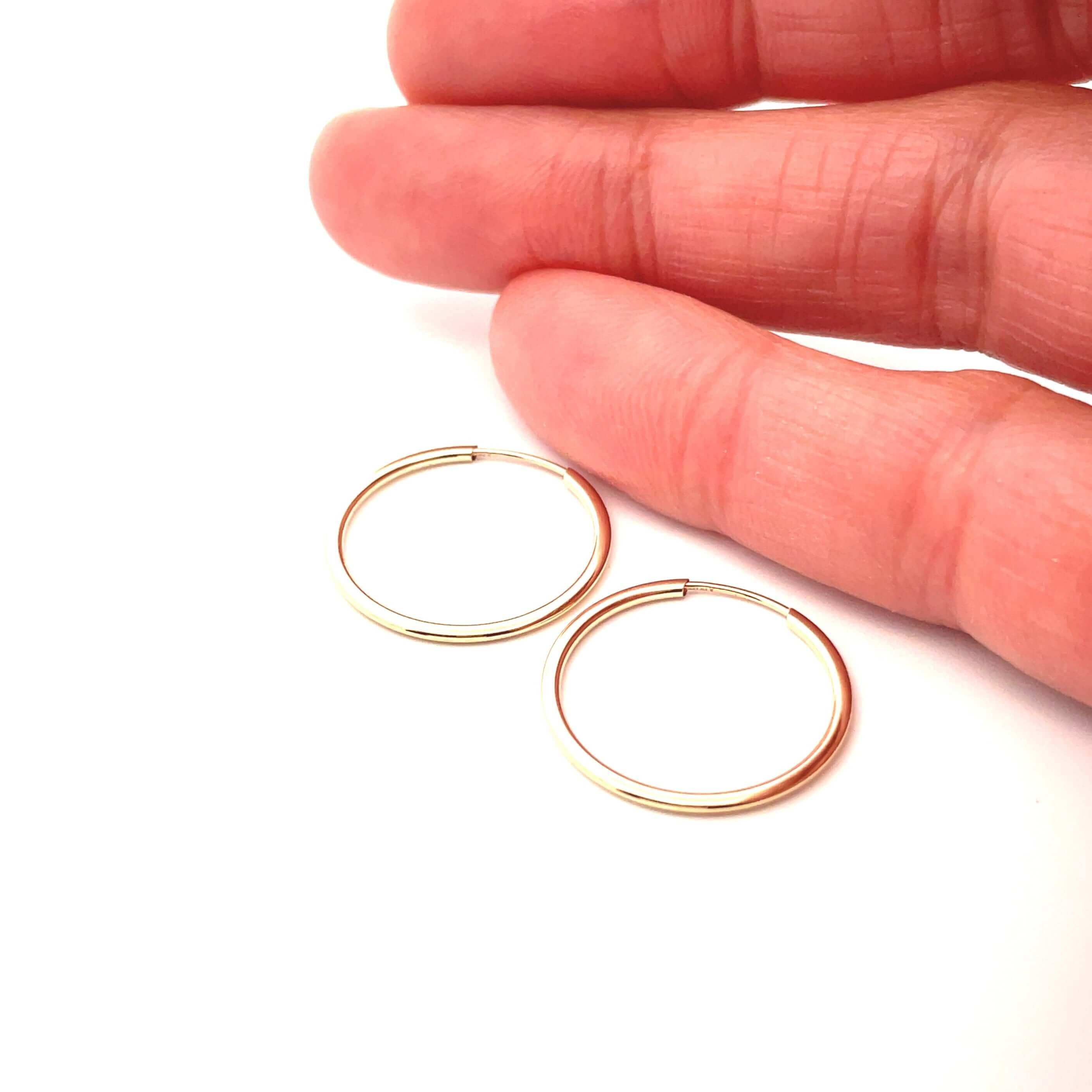 18 mm 10k gold sleeper with hand for size reference